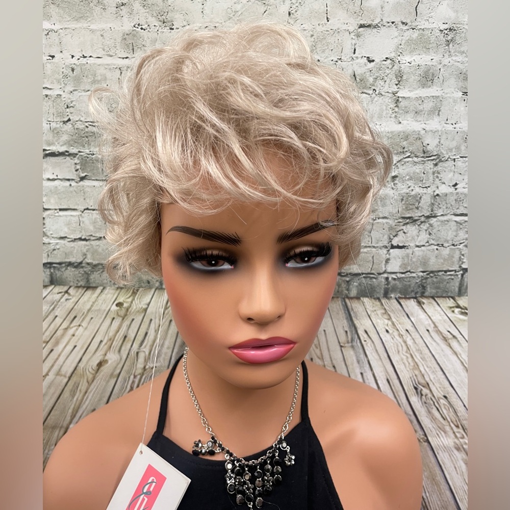 Petite Choice synthetic wig Eva Gabor pale golden blonde 24 NWT